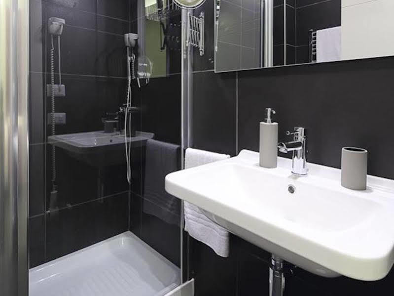 רומא Nearhome Smart Suites Guest House מראה חיצוני תמונה